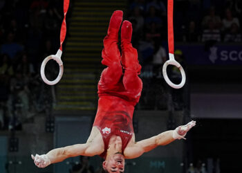 VIDEO; Gimnasta sufre brutal caída en plena competencia