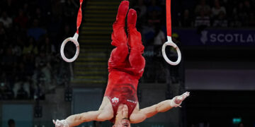 VIDEO; Gimnasta sufre brutal caída en plena competencia