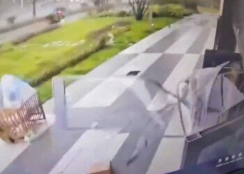 VIDEO: Fuertes vientos en China arrastran una cuna con una menor