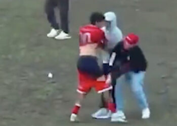 VIDEO: Hinchas pierden el control y les quitan la ropa a jugadores
