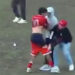 VIDEO: Hinchas pierden el control y les quitan la ropa a jugadores