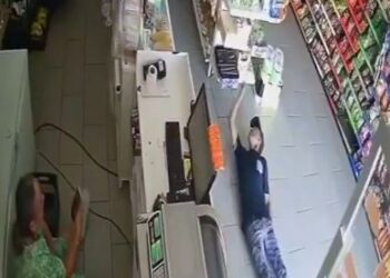 VIDEO: Ladrón se arrastra para robar y todo queda grabado