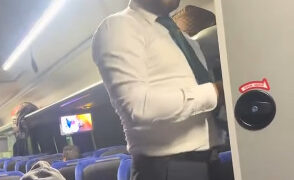 VIDEO; Chófer obliga a una mujer a bajar del camión en pleno trayecto ‘Solo porque a su esposa le molestaba la mascota’