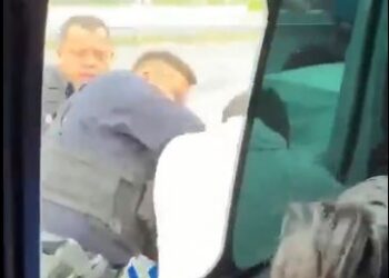 VIDEO: “¡Traigo a mis bebés!” Chofer huye con pasajeros y desata persecución
