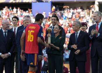 Sheinbaum entrega Balón de Oro en final del Mundial 2026