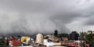 Impresionante nube ‘estante’ (shelf cloud) sorprende en el cielo de la CDMX