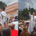 VIDEO: Sacerdote sorprende al bendecir con una hidrolavadora