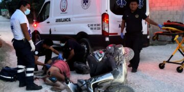 Motociclista termina en el hospital tras sufrir aparatoso accidente en El Pedregal