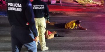 Pareja termina inconsciente tras sufrir un brutal derrape nocturno en Cancún