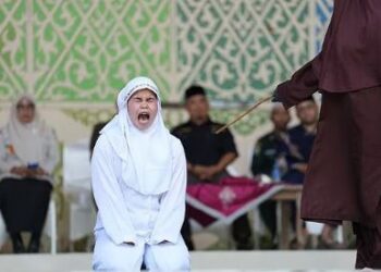 Pareja recibe azotes por besarse en TikTok en Indonesia