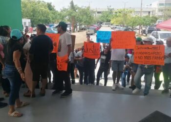 Accidente laboral desata protesta de promotores en Cancún