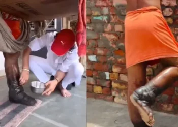 VIDEO: Hombre lleva años de pie por devoción extrema