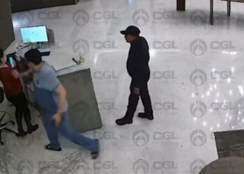 VIDEO: Captan momento en que empresario agrede a recepcionista