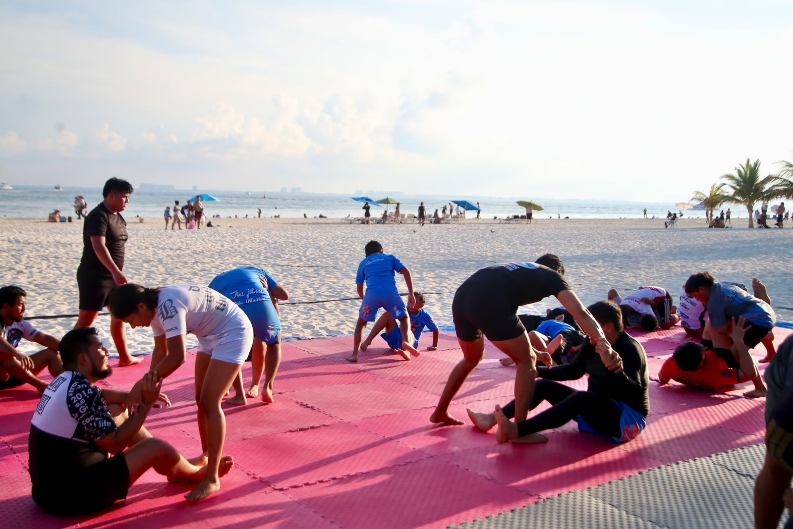 Isla Mujeres promueve Jiu-Jitsu con clase abierta en Playa Centro