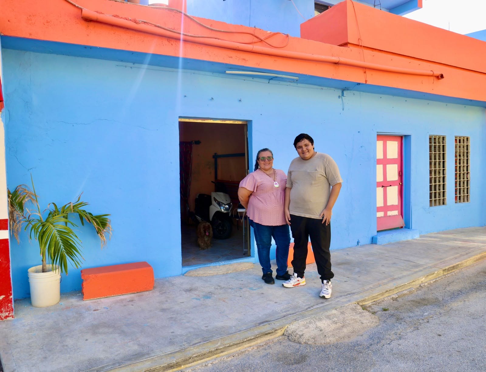 Transforman imagen urbana de Isla Mujeres con programa colorido