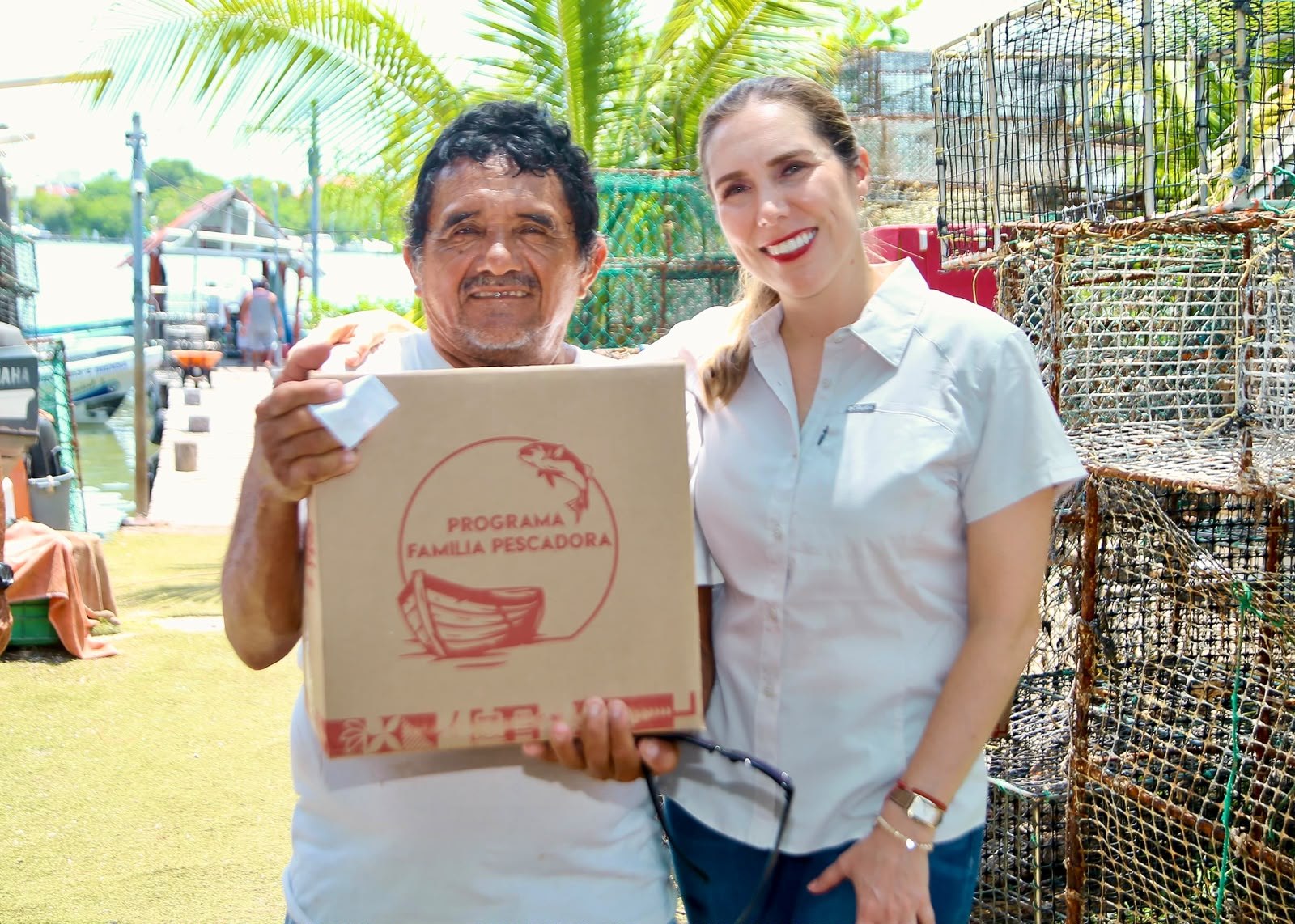 Isla Mujeres entrega apoyos a sector pesquero local