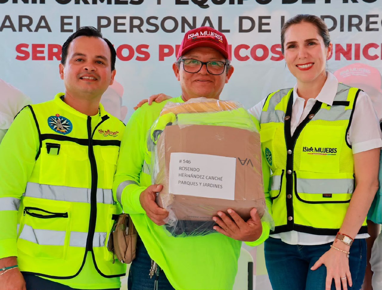 Isla Mujeres entrega uniformes y equipo a Servicios Públicos