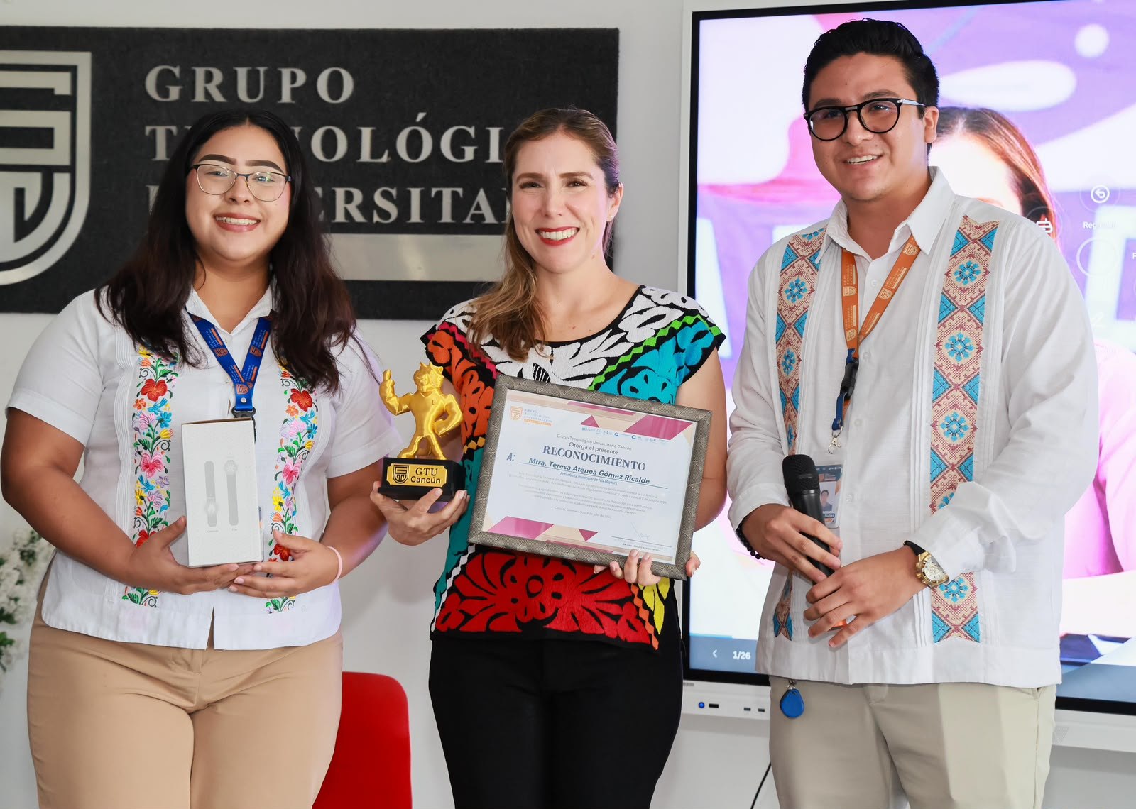 Atenea Gómez comparte experiencia en liderazgo y Derecho