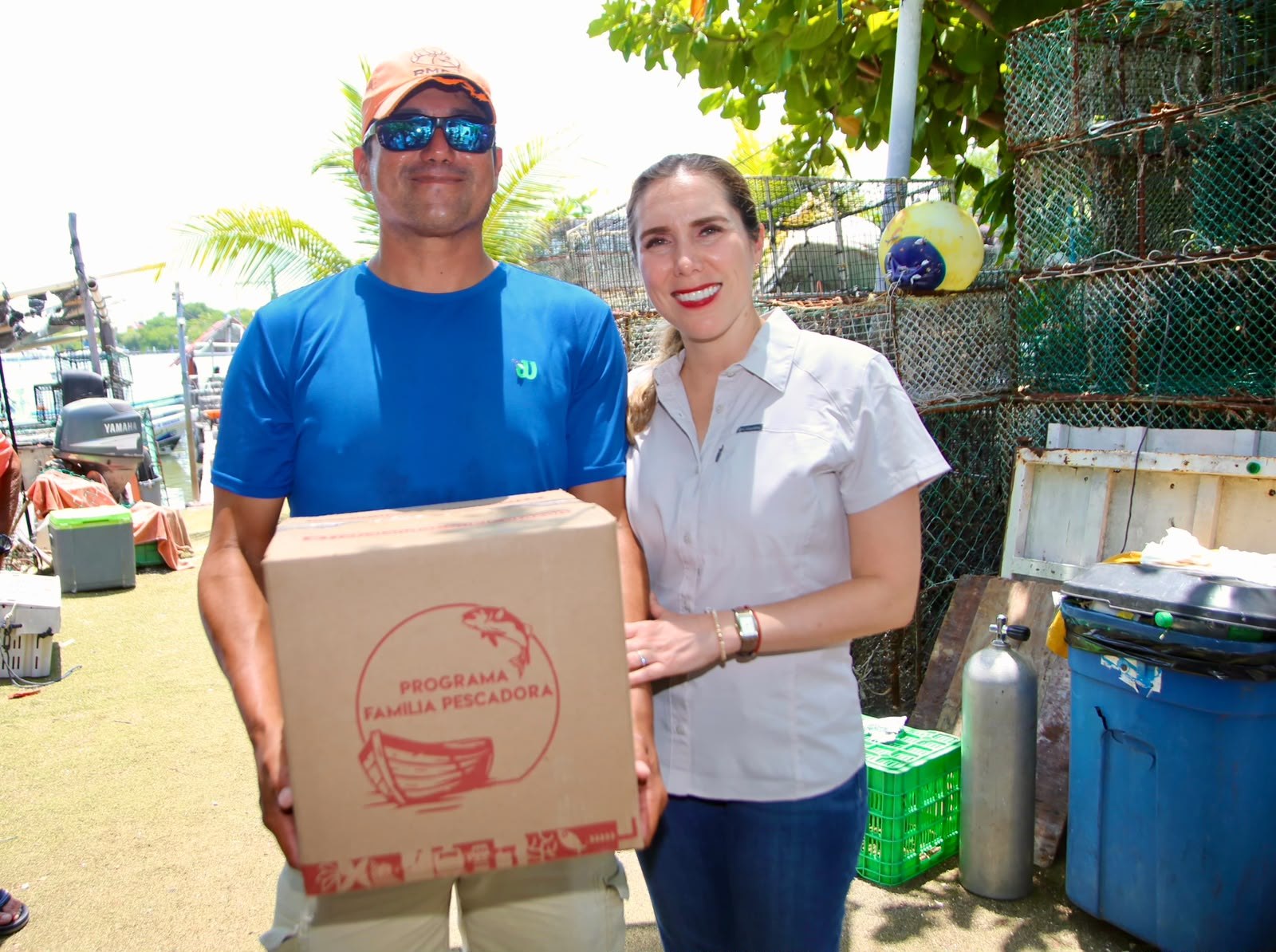 Isla Mujeres entrega apoyos a sector pesquero local