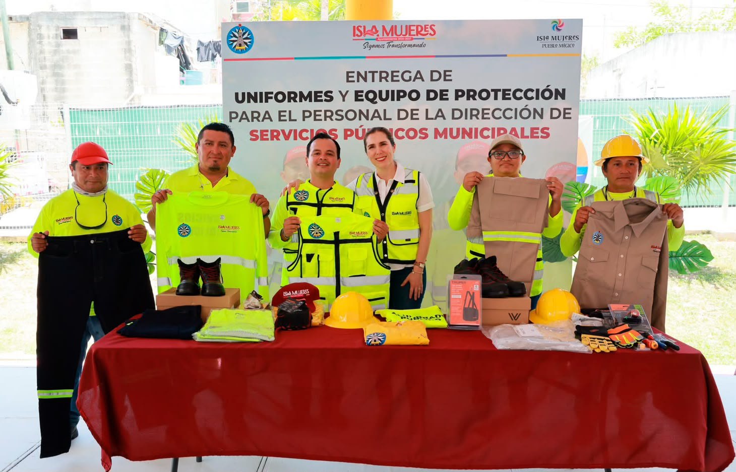 Isla Mujeres entrega uniformes y equipo a Servicios Públicos