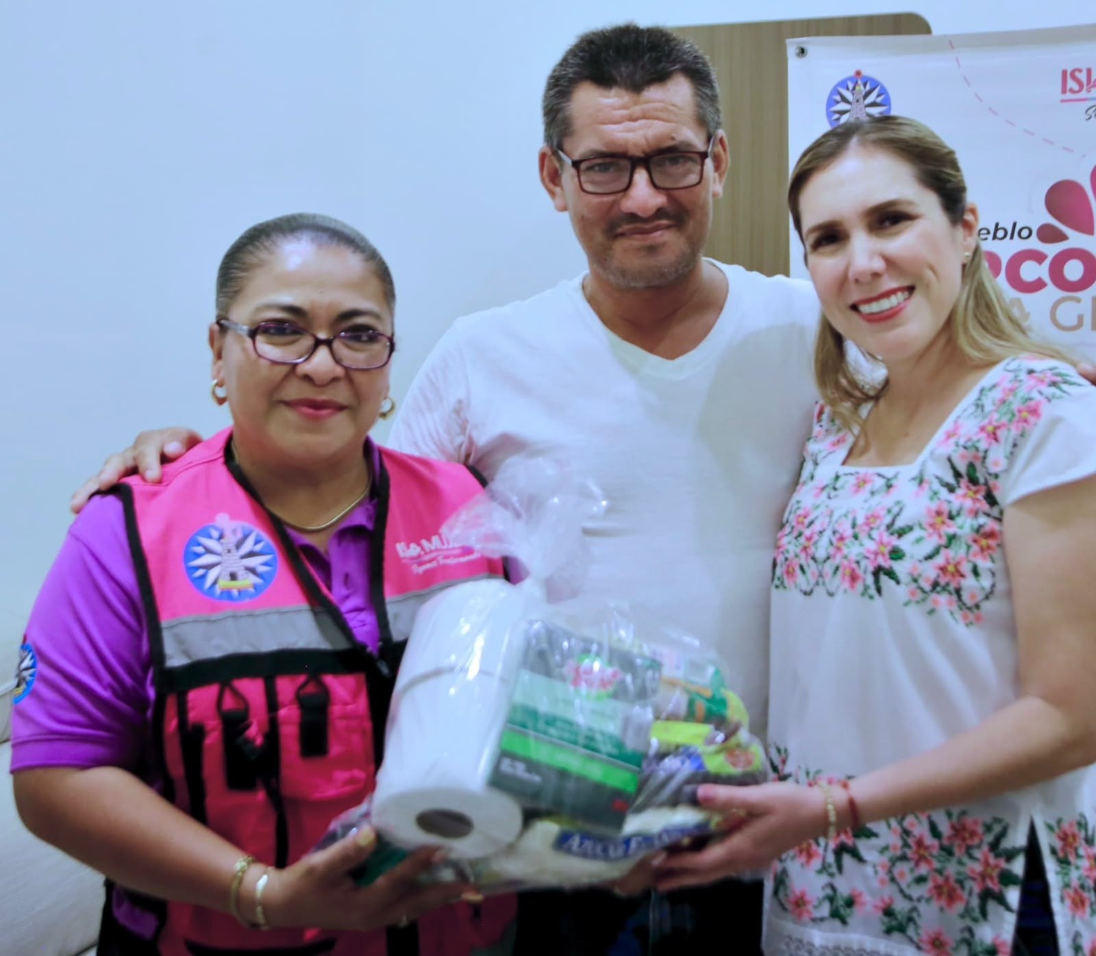 Atenea Gómez acerca servicios con programa Miércoles con la Gente