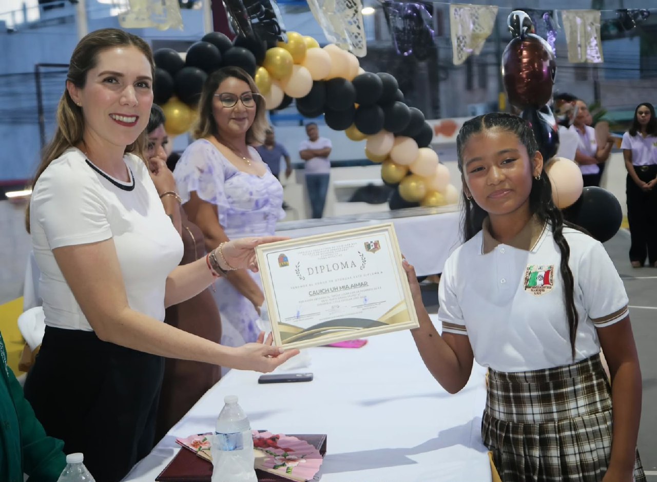 Isla Mujeres celebra graduación en primaria César Mendoza