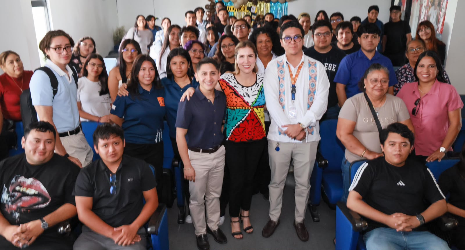Atenea Gómez comparte experiencia en liderazgo y Derecho