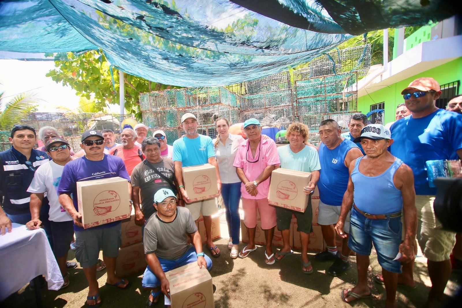 Isla Mujeres entrega apoyos a sector pesquero local