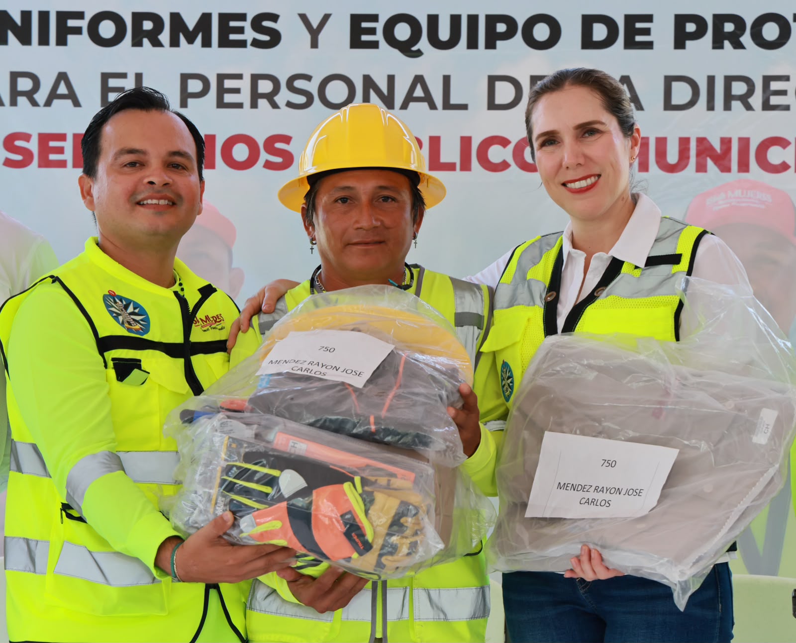 Isla Mujeres entrega uniformes y equipo a Servicios Públicos