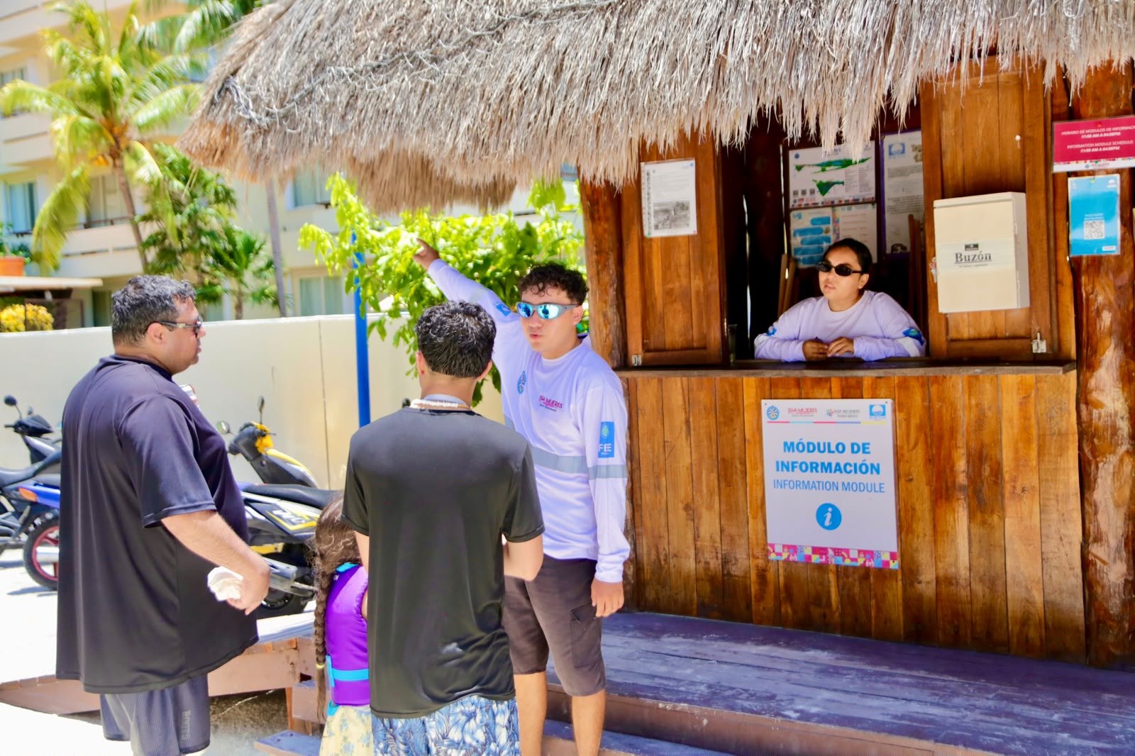 Isla Mujeres refuerza atención turística con módulos informativos