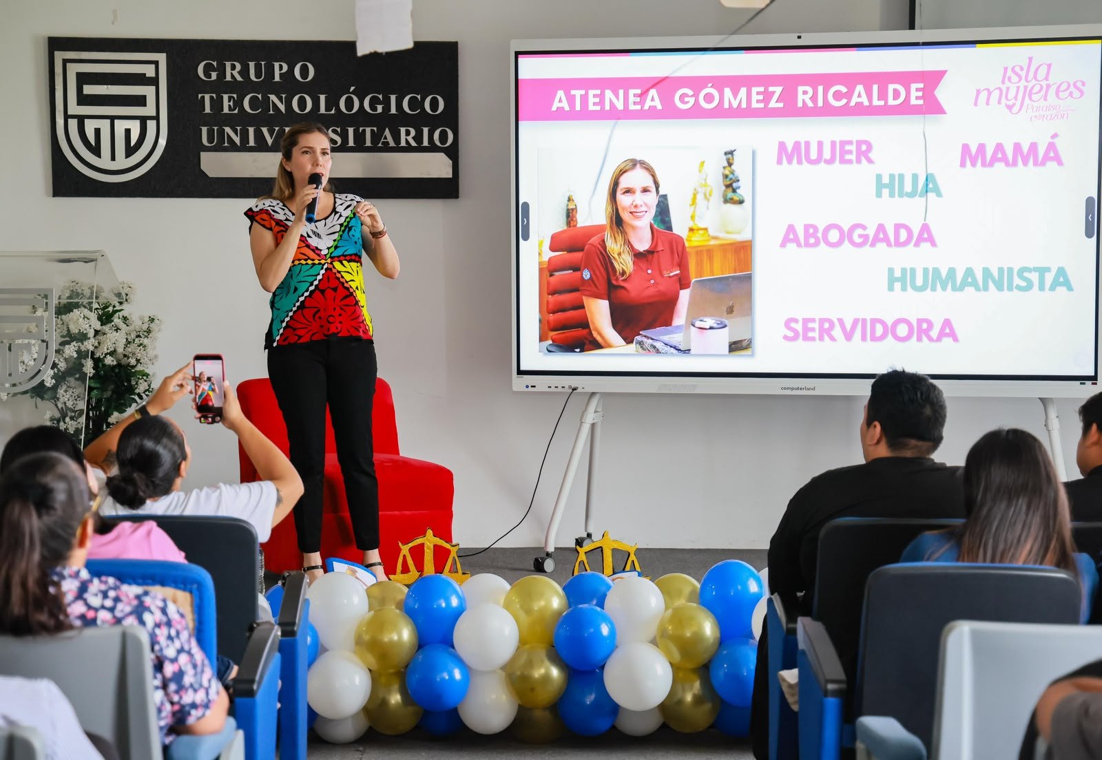 Atenea Gómez comparte experiencia en liderazgo y Derecho