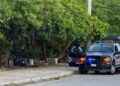 Hallan cuerpo ensabanado junto a deportivo en Cancún