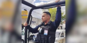 VIDEO: Policía vial se lanza desde un puente, antes deja un mensaje importante