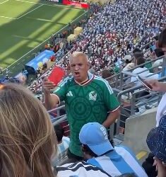 VIDEO: Ni en la final del Mundial faltó el drama: mexicano sacó tarjeta roja a un hincha