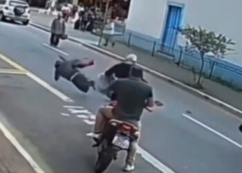 VIDEO: Peatón detiene a ladrón con una zancadilla en plena fuga