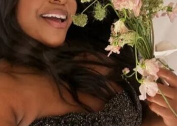 Hermana de Trey Smith atrapa ramo en boda de Taylor Swift