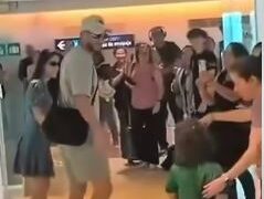 VIDEO: Ra煤l Jim茅nez llega a Canc煤n y causa euforia entre aficionados