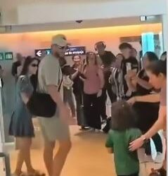 VIDEO: Raúl Jiménez llega a Cancún y causa euforia entre aficionados