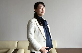 Primera alcaldesa en Japón toma licencia por maternidad