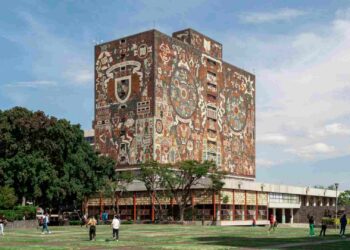 Sheinbaum ofrece apoyo a la UNAM tras fallas en examen