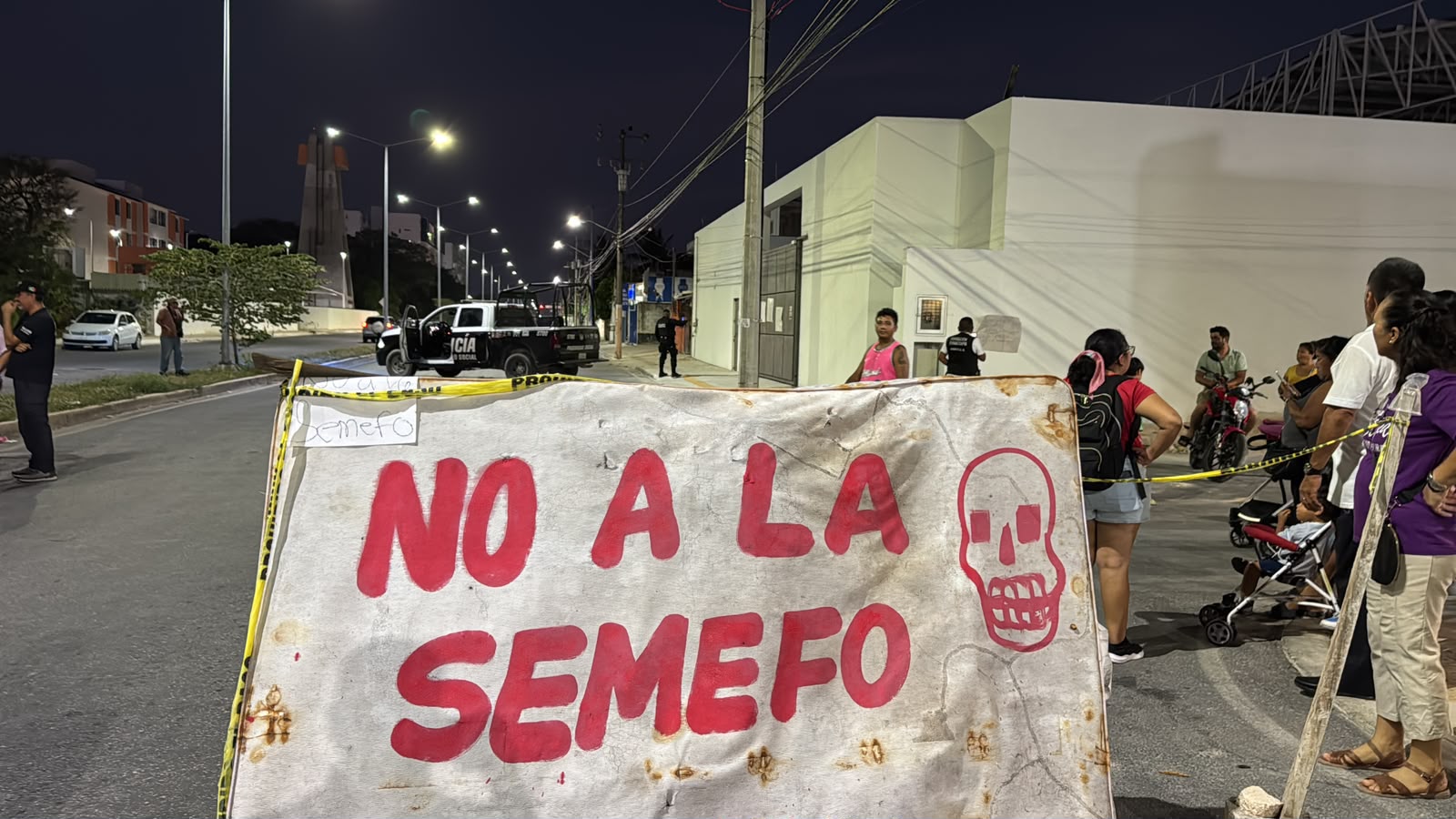 Vecinos bloquean avenida Politécnico contra SEMEFO en Cancún