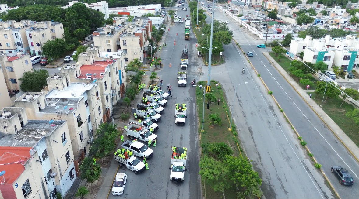 Mega brigada limpia Paseos del Mar en Benito Juárez