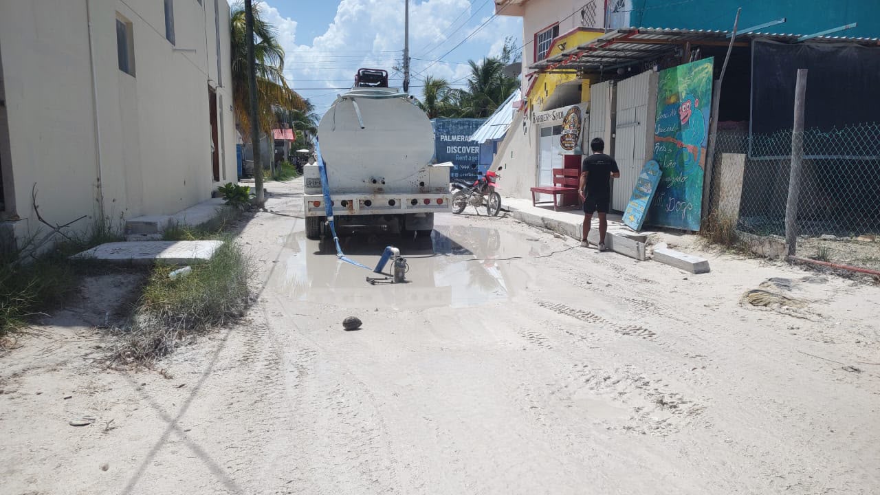 Brigadas intensifican saneamiento vial en Holbox