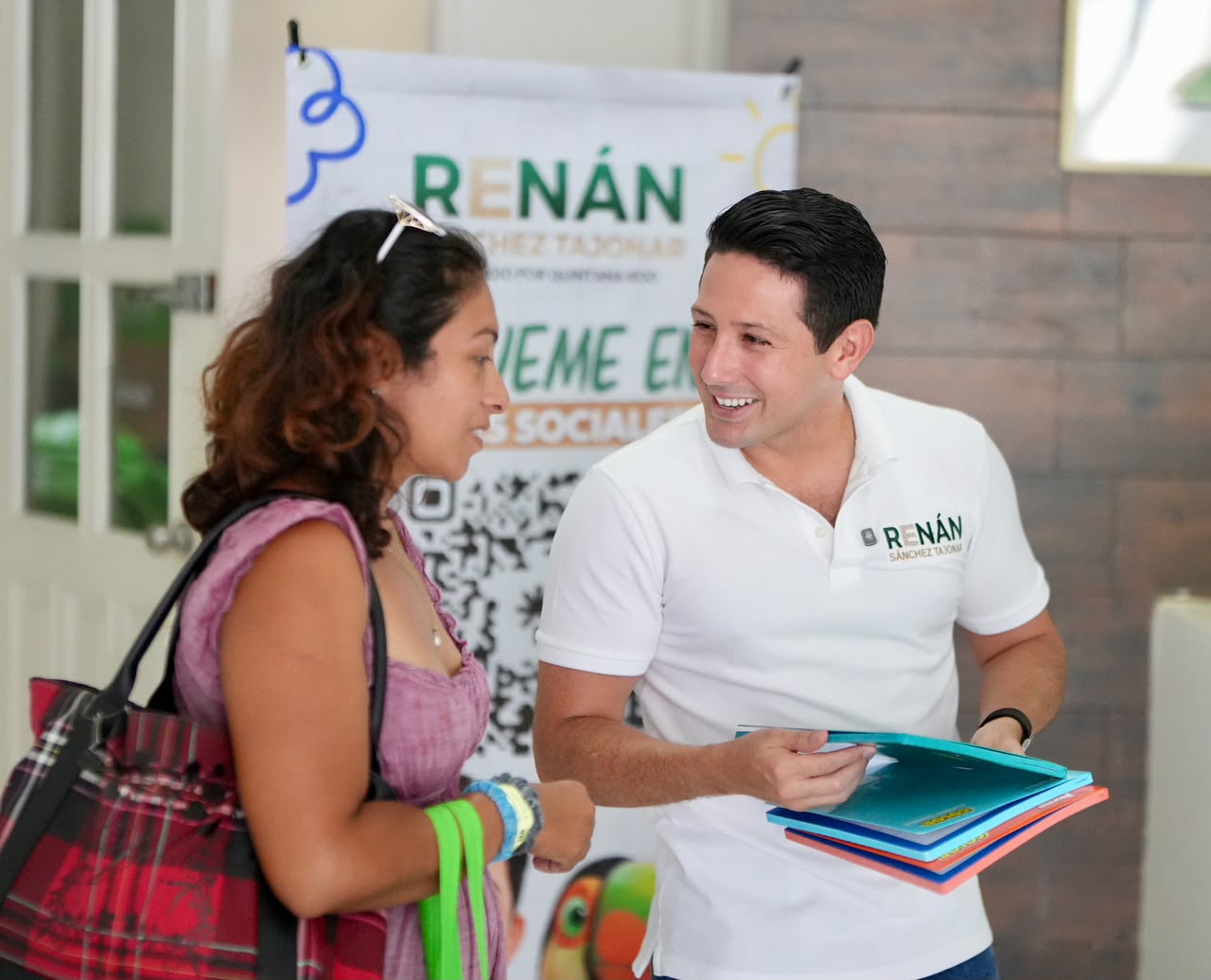 Renán Sánchez inicia entrega de kits escolares en Cozumel