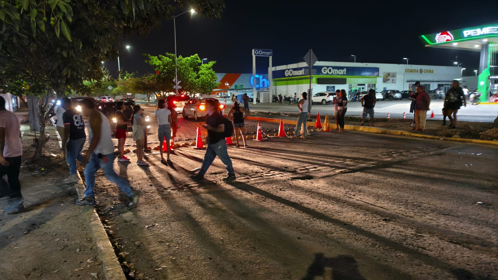 Playenses bloquean avenida por apagones recurrentes