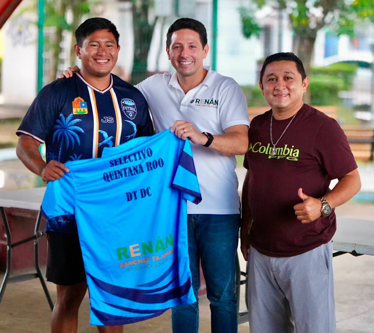 Renán Sánchez entrega uniformes al Sub-10 de Cozumel