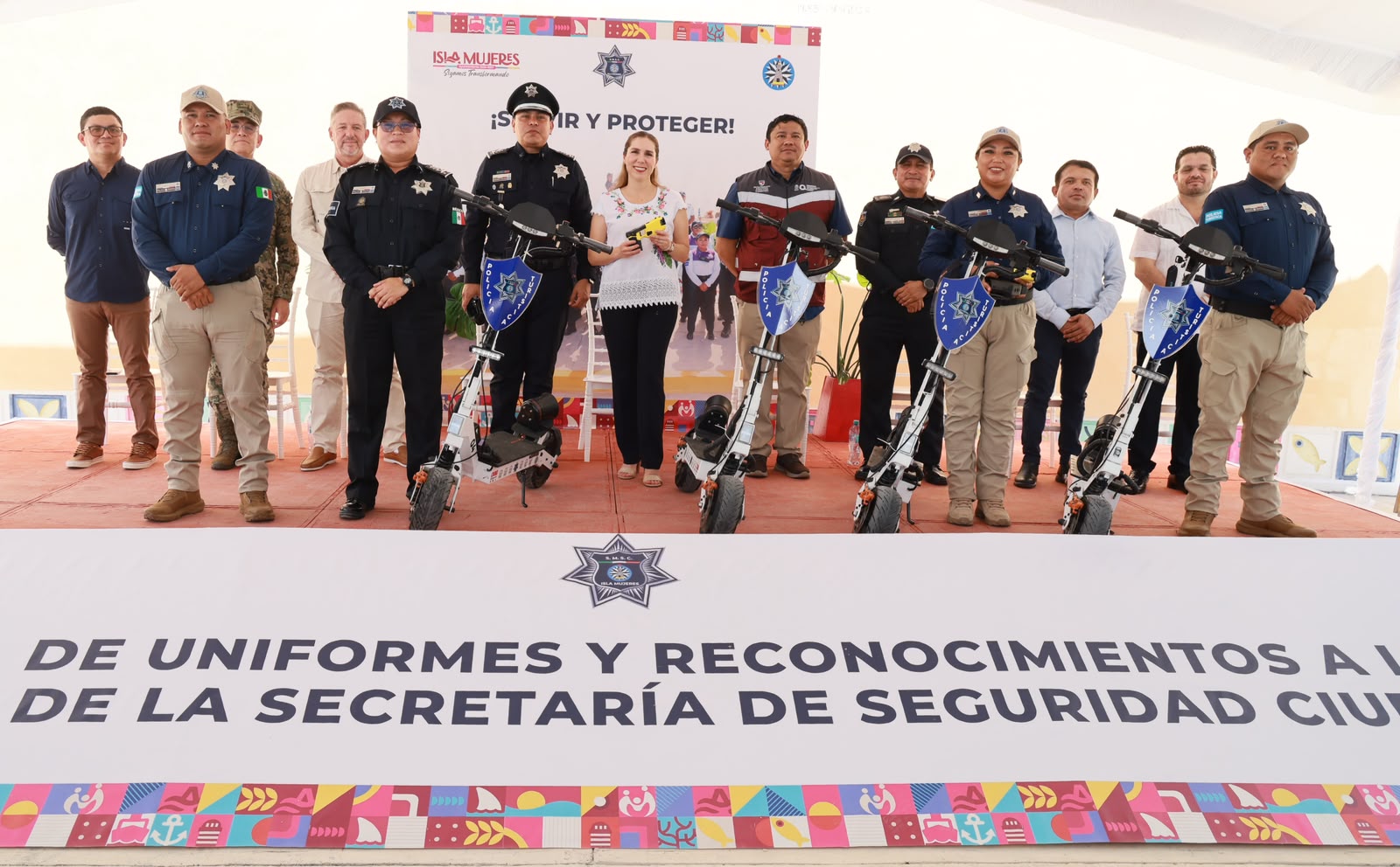 Atenea Gómez entrega 500 uniformes a policía municipal