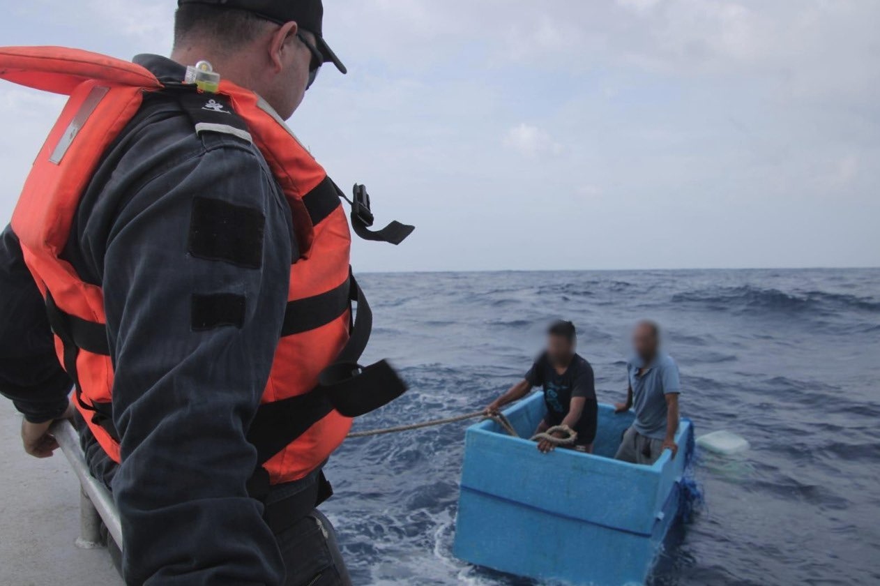 Marina rescata a pescadores desaparecidos en alta mar