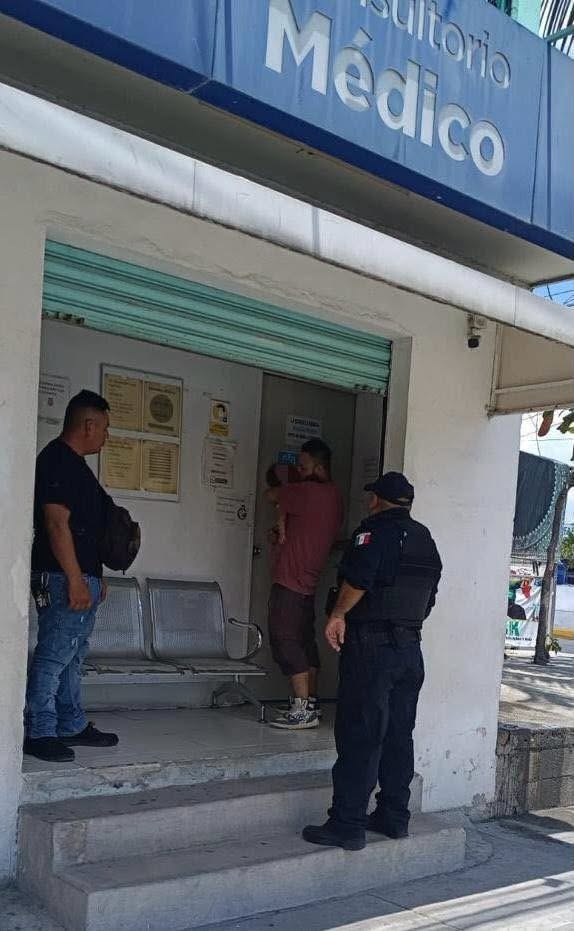 Policías de Cancún auxilian a niña con convulsiones graves