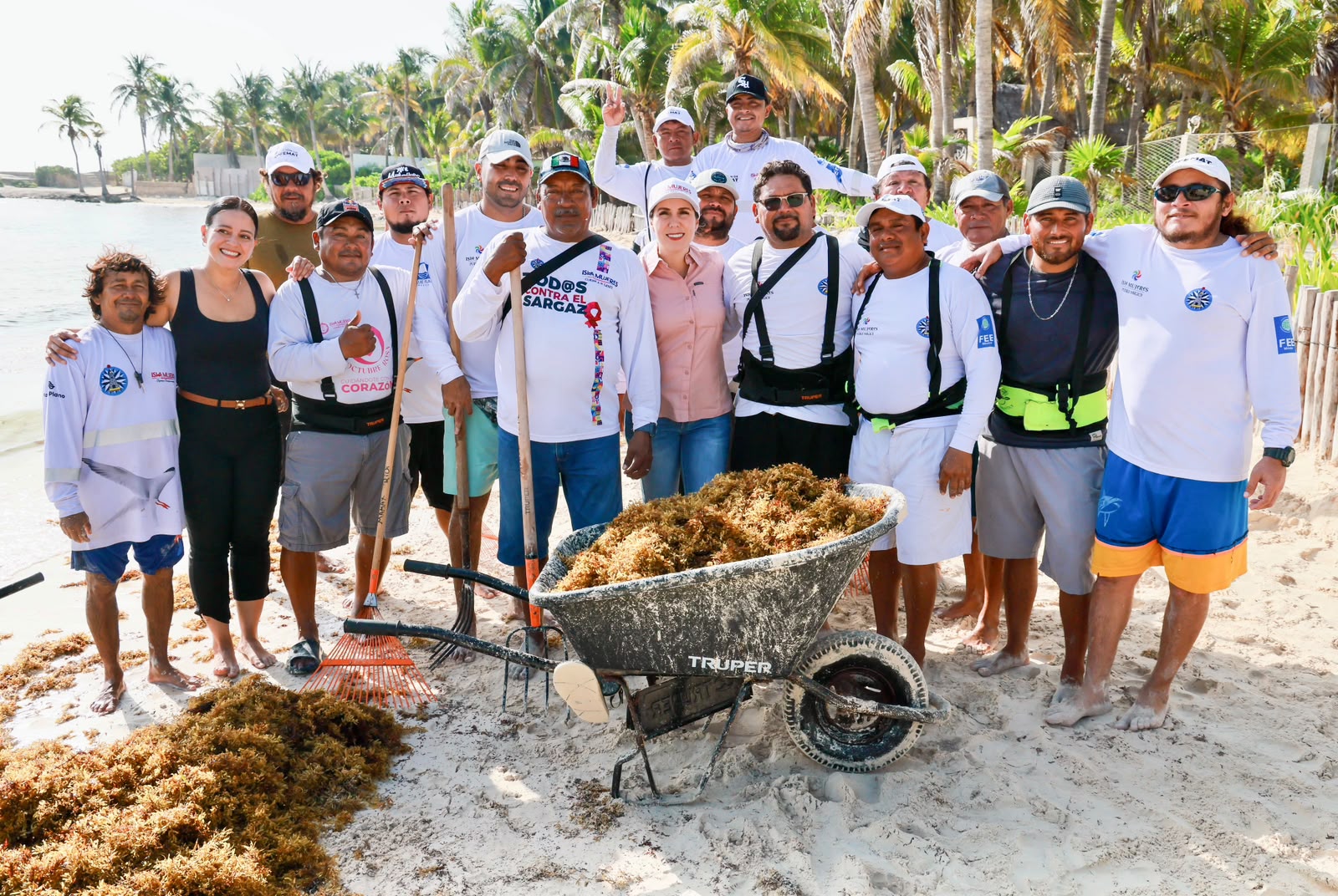 Isla Mujeres retira 110 toneladas de sargazo en Playa Norte